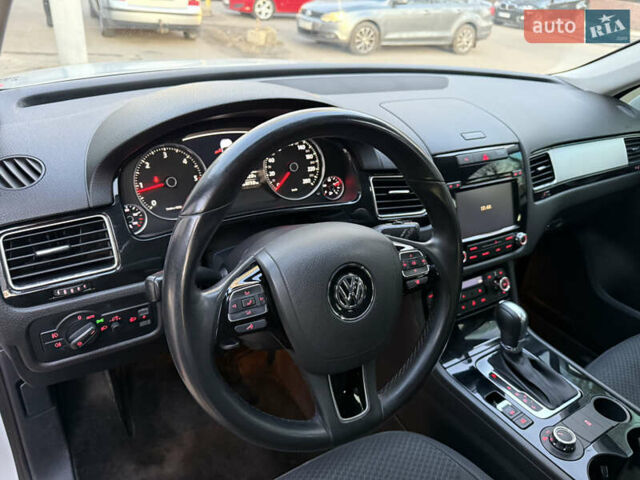 Білий Фольксваген Туарег, об'ємом двигуна 2.97 л та пробігом 231 тис. км за 17999 $, фото 21 на Automoto.ua