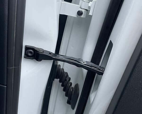 Білий Фольксваген Туарег, об'ємом двигуна 2.97 л та пробігом 130 тис. км за 21300 $, фото 31 на Automoto.ua