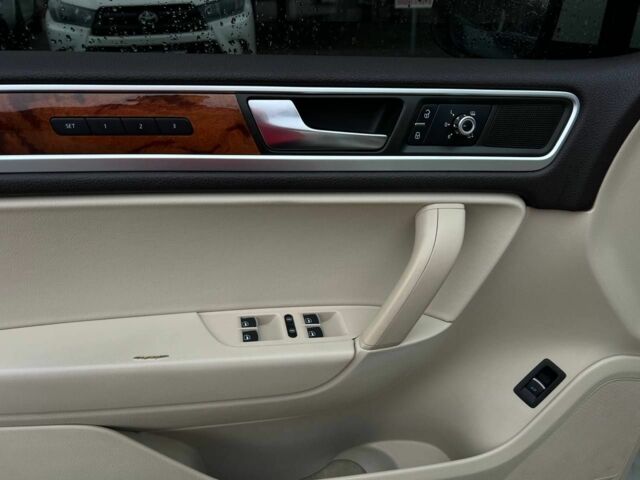 Белый Фольксваген Туарег, объемом двигателя 3 л и пробегом 228 тыс. км за 17500 $, фото 8 на Automoto.ua