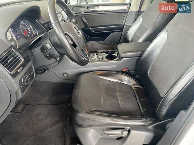 Белый Фольксваген Туарег, объемом двигателя 2.97 л и пробегом 209 тыс. км за 18000 $, фото 12 на Automoto.ua