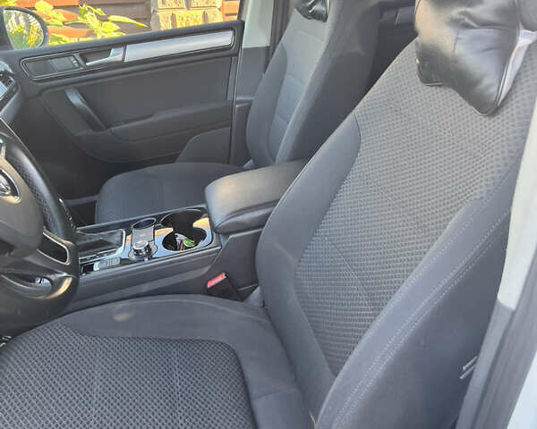 Білий Фольксваген Туарег, об'ємом двигуна 2.97 л та пробігом 264 тис. км за 19000 $, фото 8 на Automoto.ua