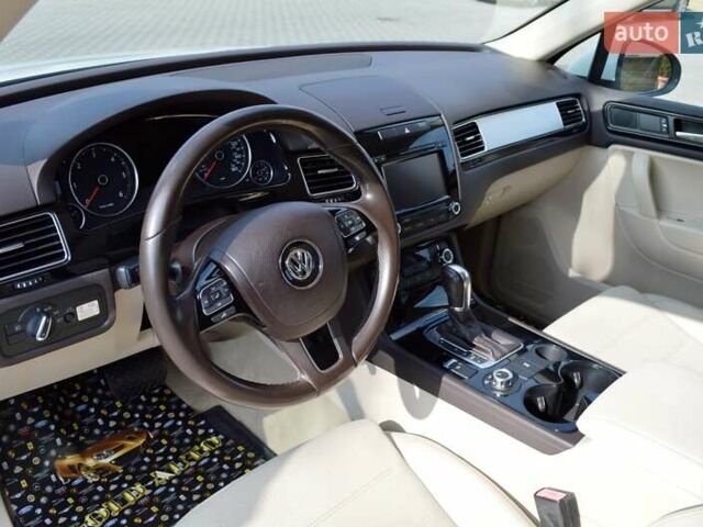 Белый Фольксваген Туарег, объемом двигателя 2.97 л и пробегом 272 тыс. км за 17500 $, фото 17 на Automoto.ua