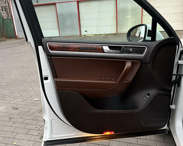 Белый Фольксваген Туарег, объемом двигателя 2.97 л и пробегом 246 тыс. км за 20800 $, фото 13 на Automoto.ua