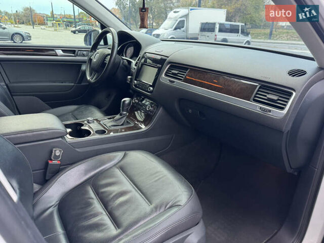 Белый Фольксваген Туарег, объемом двигателя 2.97 л и пробегом 209 тыс. км за 20500 $, фото 14 на Automoto.ua