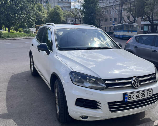 Білий Фольксваген Туарег, об'ємом двигуна 2.97 л та пробігом 264 тис. км за 19000 $, фото 1 на Automoto.ua