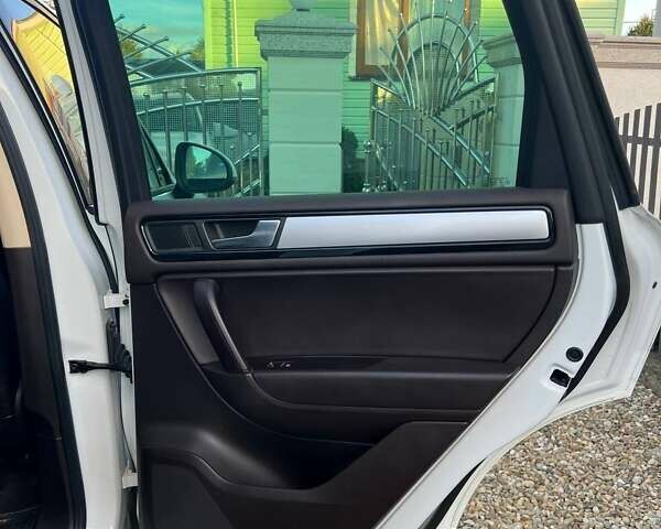 Білий Фольксваген Туарег, об'ємом двигуна 2.97 л та пробігом 337 тис. км за 18500 $, фото 17 на Automoto.ua