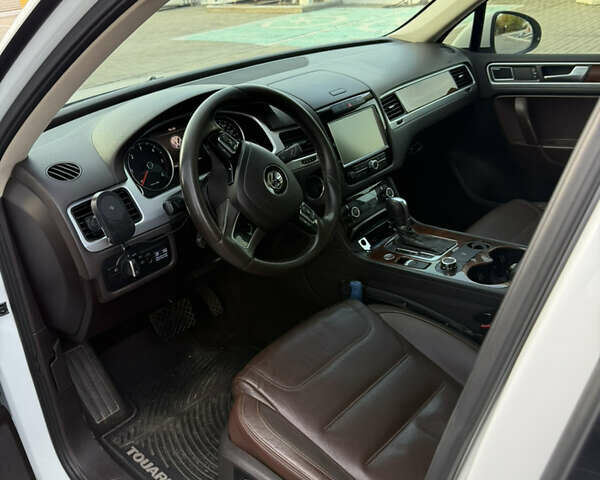 Білий Фольксваген Туарег, об'ємом двигуна 2.97 л та пробігом 265 тис. км за 17500 $, фото 16 на Automoto.ua