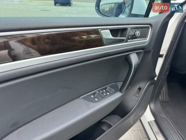 Белый Фольксваген Туарег, объемом двигателя 2.97 л и пробегом 209 тыс. км за 20500 $, фото 9 на Automoto.ua