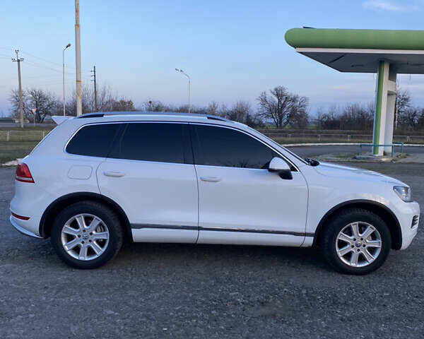 Білий Фольксваген Туарег, об'ємом двигуна 2.97 л та пробігом 259 тис. км за 17000 $, фото 2 на Automoto.ua