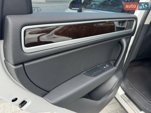 Белый Фольксваген Туарег, объемом двигателя 2.97 л и пробегом 209 тыс. км за 20500 $, фото 11 на Automoto.ua