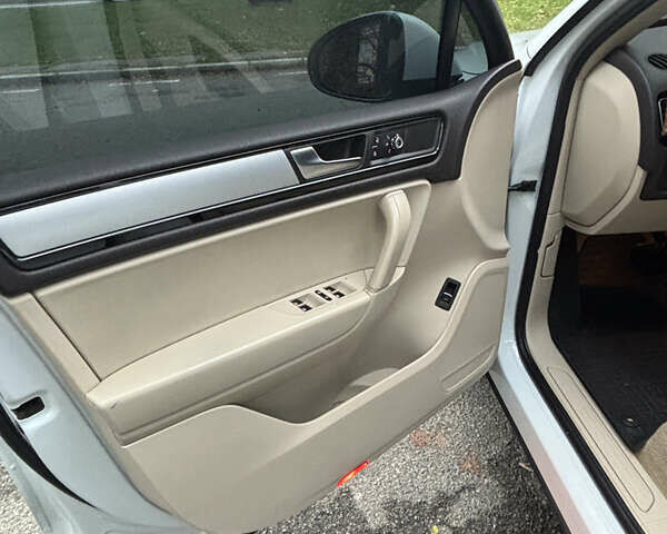 Белый Фольксваген Туарег, объемом двигателя 2.97 л и пробегом 237 тыс. км за 16900 $, фото 15 на Automoto.ua