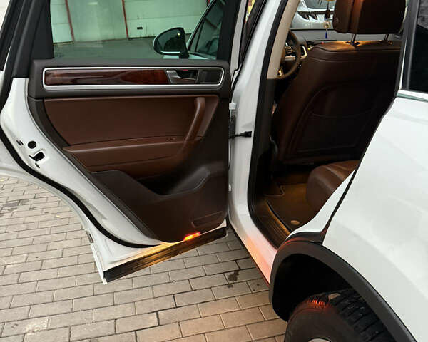 Белый Фольксваген Туарег, объемом двигателя 2.97 л и пробегом 246 тыс. км за 20800 $, фото 9 на Automoto.ua