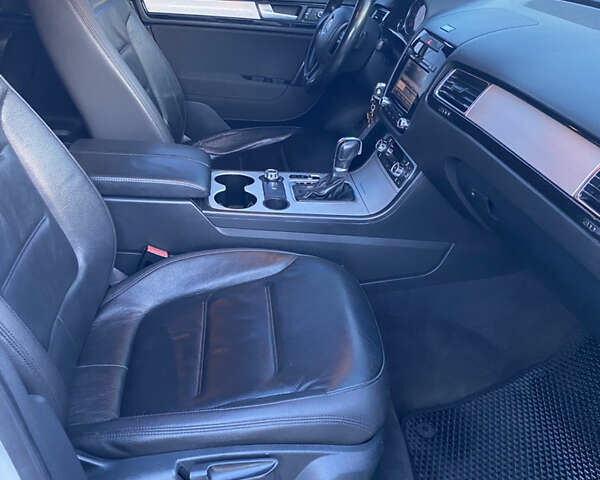 Білий Фольксваген Туарег, об'ємом двигуна 2.97 л та пробігом 259 тис. км за 17000 $, фото 11 на Automoto.ua