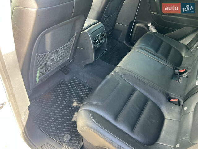 Білий Фольксваген Туарег, об'ємом двигуна 2.97 л та пробігом 248 тис. км за 20500 $, фото 11 на Automoto.ua