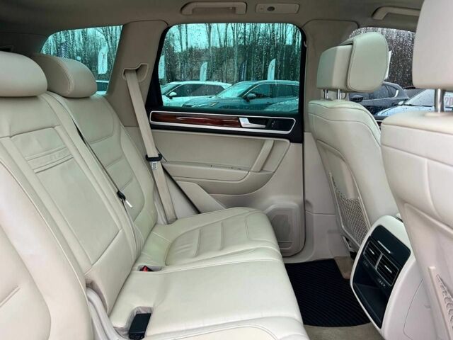 Белый Фольксваген Туарег, объемом двигателя 3 л и пробегом 228 тыс. км за 17500 $, фото 17 на Automoto.ua