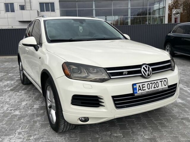 Белый Фольксваген Туарег, объемом двигателя 3 л и пробегом 225 тыс. км за 17900 $, фото 1 на Automoto.ua