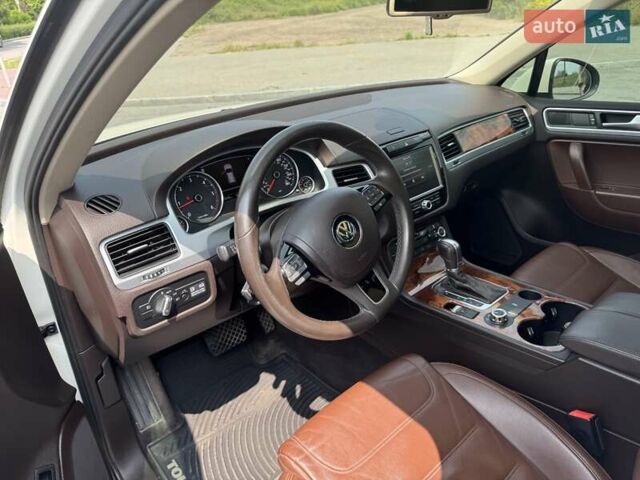 Белый Фольксваген Туарег, объемом двигателя 2.97 л и пробегом 177 тыс. км за 22333 $, фото 7 на Automoto.ua