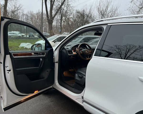 Белый Фольксваген Туарег, объемом двигателя 3 л и пробегом 215 тыс. км за 16700 $, фото 12 на Automoto.ua