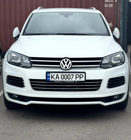 Белый Фольксваген Туарег, объемом двигателя 4.13 л и пробегом 128 тыс. км за 29000 $, фото 1 на Automoto.ua