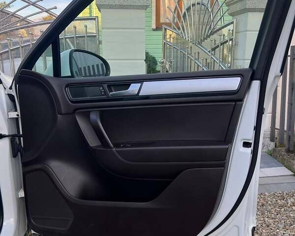 Білий Фольксваген Туарег, об'ємом двигуна 2.97 л та пробігом 337 тис. км за 18500 $, фото 16 на Automoto.ua