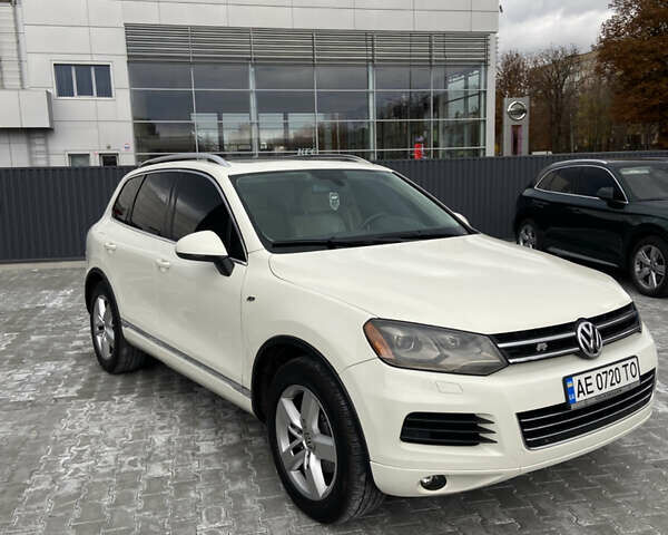 Белый Фольксваген Туарег, объемом двигателя 2.97 л и пробегом 225 тыс. км за 17900 $, фото 3 на Automoto.ua