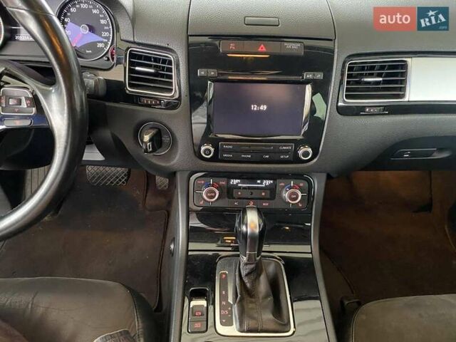 Белый Фольксваген Туарег, объемом двигателя 2.97 л и пробегом 209 тыс. км за 18000 $, фото 21 на Automoto.ua