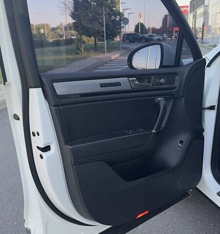 Белый Фольксваген Туарег, объемом двигателя 4.13 л и пробегом 128 тыс. км за 29000 $, фото 17 на Automoto.ua