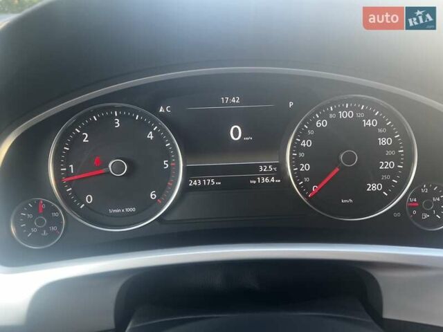 Белый Фольксваген Туарег, объемом двигателя 2.97 л и пробегом 244 тыс. км за 17000 $, фото 11 на Automoto.ua