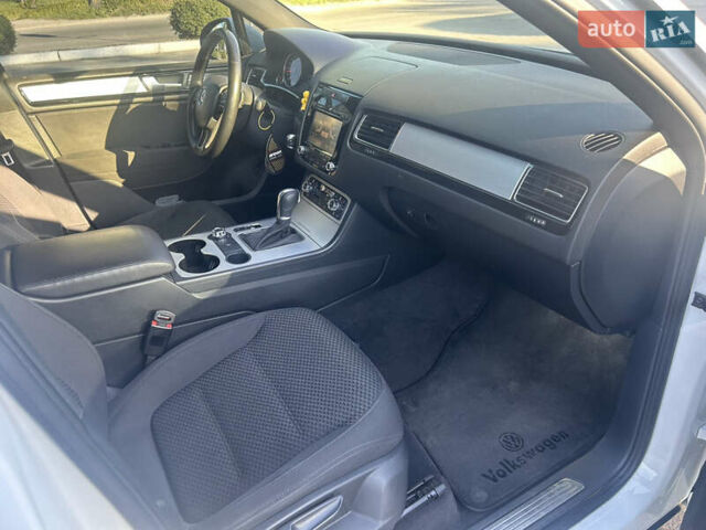 Белый Фольксваген Туарег, объемом двигателя 2.97 л и пробегом 245 тыс. км за 20000 $, фото 6 на Automoto.ua