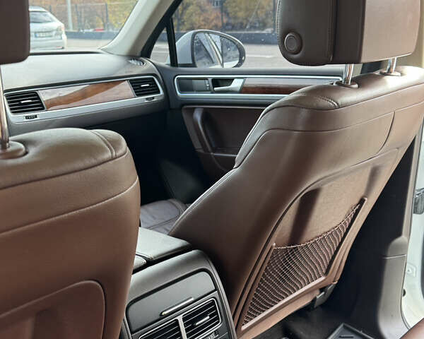 Белый Фольксваген Туарег, объемом двигателя 3 л и пробегом 175 тыс. км за 17500 $, фото 6 на Automoto.ua