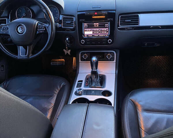 Білий Фольксваген Туарег, об'ємом двигуна 2.97 л та пробігом 259 тис. км за 17000 $, фото 12 на Automoto.ua