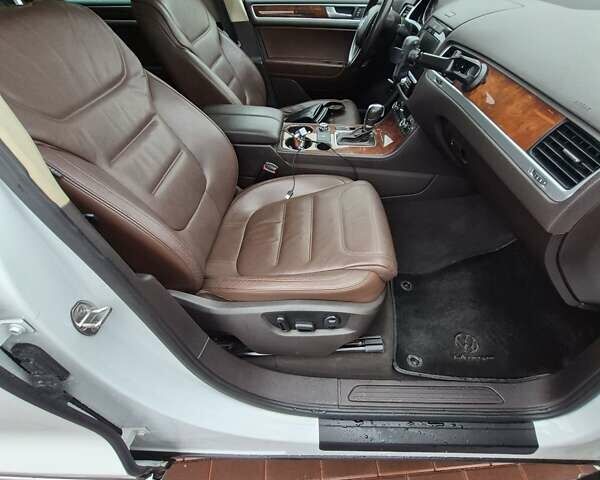 Белый Фольксваген Туарег, объемом двигателя 2.97 л и пробегом 182 тыс. км за 17700 $, фото 23 на Automoto.ua