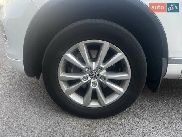 Белый Фольксваген Туарег, объемом двигателя 2.97 л и пробегом 244 тыс. км за 17000 $, фото 8 на Automoto.ua