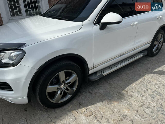 Білий Фольксваген Туарег, об'ємом двигуна 2.97 л та пробігом 307 тис. км за 18200 $, фото 1 на Automoto.ua