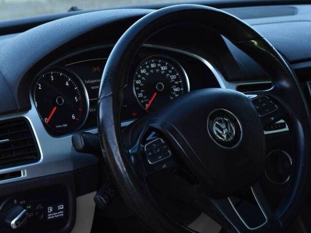 Белый Фольксваген Туарег, объемом двигателя 3 л и пробегом 227 тыс. км за 17850 $, фото 7 на Automoto.ua