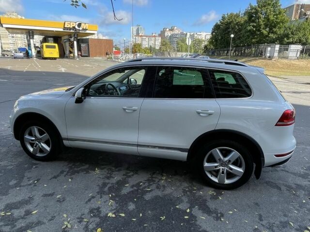 Белый Фольксваген Туарег, объемом двигателя 3 л и пробегом 152 тыс. км за 19500 $, фото 2 на Automoto.ua