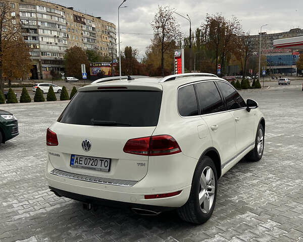 Белый Фольксваген Туарег, объемом двигателя 2.97 л и пробегом 225 тыс. км за 17900 $, фото 5 на Automoto.ua