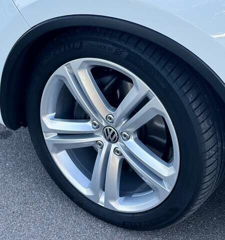 Белый Фольксваген Туарег, объемом двигателя 4.13 л и пробегом 128 тыс. км за 29000 $, фото 11 на Automoto.ua