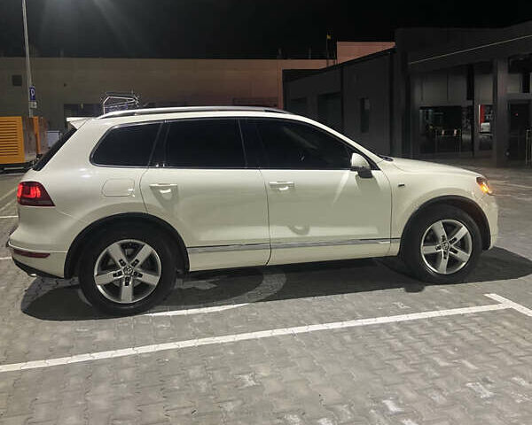 Белый Фольксваген Туарег, объемом двигателя 2.97 л и пробегом 225 тыс. км за 17900 $, фото 9 на Automoto.ua