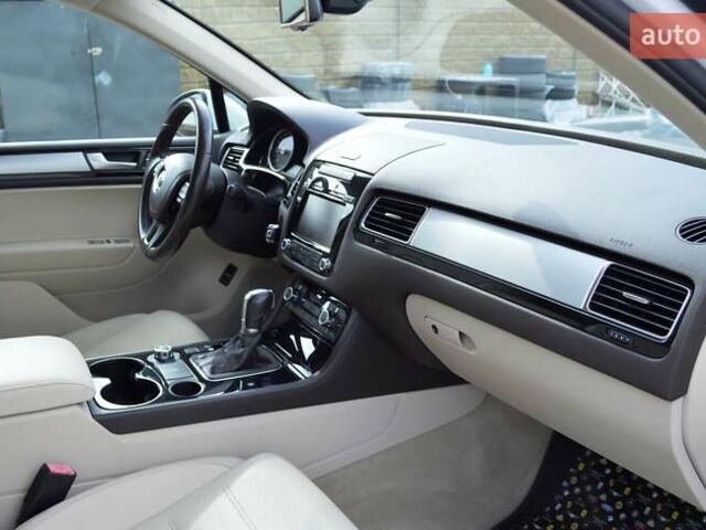 Белый Фольксваген Туарег, объемом двигателя 2.97 л и пробегом 272 тыс. км за 17500 $, фото 29 на Automoto.ua