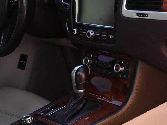 Белый Фольксваген Туарег, объемом двигателя 3 л и пробегом 227 тыс. км за 17850 $, фото 13 на Automoto.ua