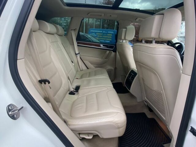 Белый Фольксваген Туарег, объемом двигателя 3 л и пробегом 225 тыс. км за 17900 $, фото 5 на Automoto.ua