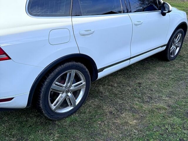 Білий Фольксваген Туарег, об'ємом двигуна 3 л та пробігом 247 тис. км за 20000 $, фото 2 на Automoto.ua