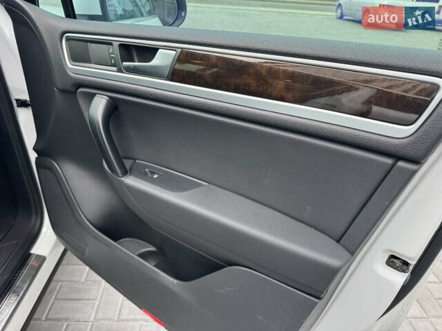 Белый Фольксваген Туарег, объемом двигателя 2.97 л и пробегом 209 тыс. км за 20500 $, фото 15 на Automoto.ua