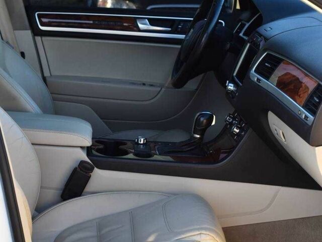 Белый Фольксваген Туарег, объемом двигателя 3 л и пробегом 227 тыс. км за 17850 $, фото 10 на Automoto.ua