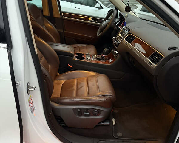 Белый Фольксваген Туарег, объемом двигателя 2.97 л и пробегом 246 тыс. км за 20800 $, фото 14 на Automoto.ua