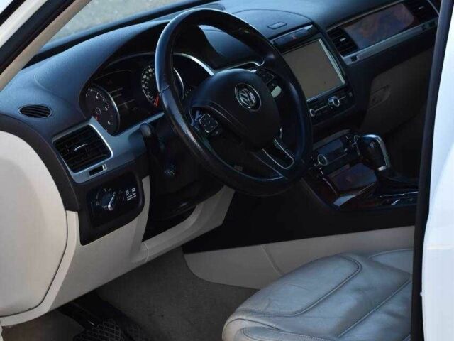 Белый Фольксваген Туарег, объемом двигателя 3 л и пробегом 227 тыс. км за 17850 $, фото 6 на Automoto.ua