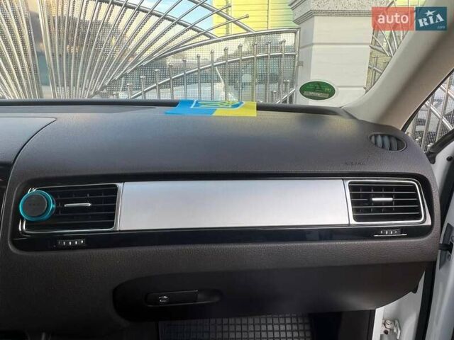 Білий Фольксваген Туарег, об'ємом двигуна 2.97 л та пробігом 337 тис. км за 18500 $, фото 9 на Automoto.ua