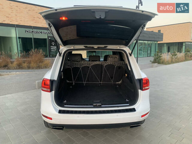 Белый Фольксваген Туарег, объемом двигателя 3 л и пробегом 330 тыс. км за 22000 $, фото 19 на Automoto.ua