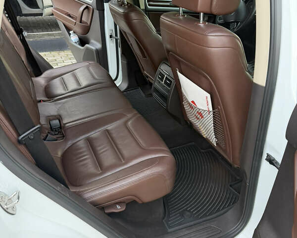 Білий Фольксваген Туарег, об'ємом двигуна 2.97 л та пробігом 265 тис. км за 17500 $, фото 11 на Automoto.ua